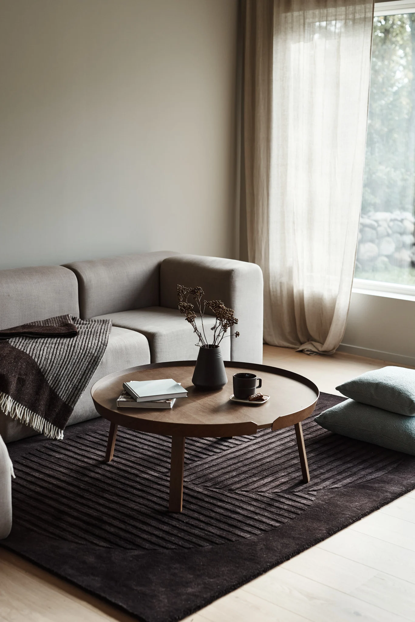 Välj rätt matta genom vår mattguide. Här ser du Levels ullmatta circles brun från NJRD ger ditt vardagsrum en komfortabel känsla.