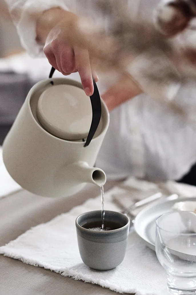 Det är dukat till frukost med ERNST tekanna i stengods och tekopp i stengods från Paradisverkstaden.