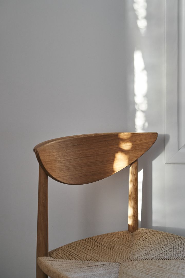 Drawn stol HM3 från &tradition i vitoljad ek - ett perfekt komplement till din inredning när du vill ha få men vackra möbler.