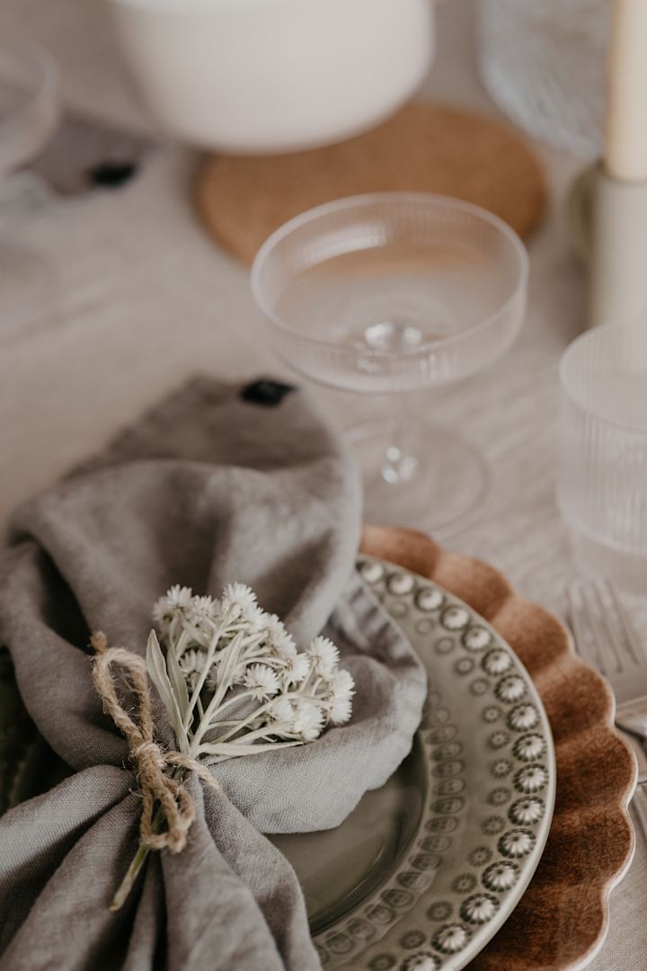 Tallrikskuvert med torkade blommor på Oyster tallrik från Mateus och Daisy assiett från PotteryJo hemma hos Johanna Berglund @snickargladjen.