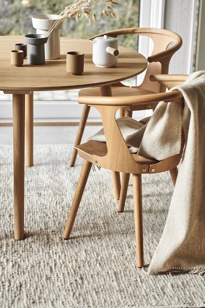 Välj rätt matta genom vår mattguide. Här ser du Pebble ullmatta i vitt från Scandi Living ger din matplats en ombonad känsla.