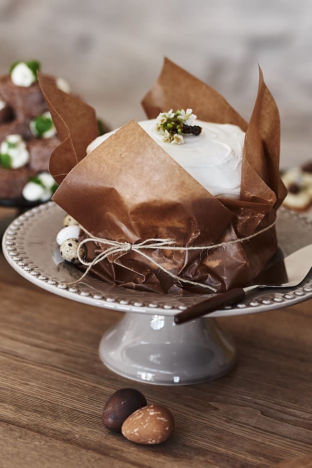 I år serveras en morotstårta som påskdessert, inslagen i vaxat papper och serverad på Daisy tårtfat från PotteryJo.
