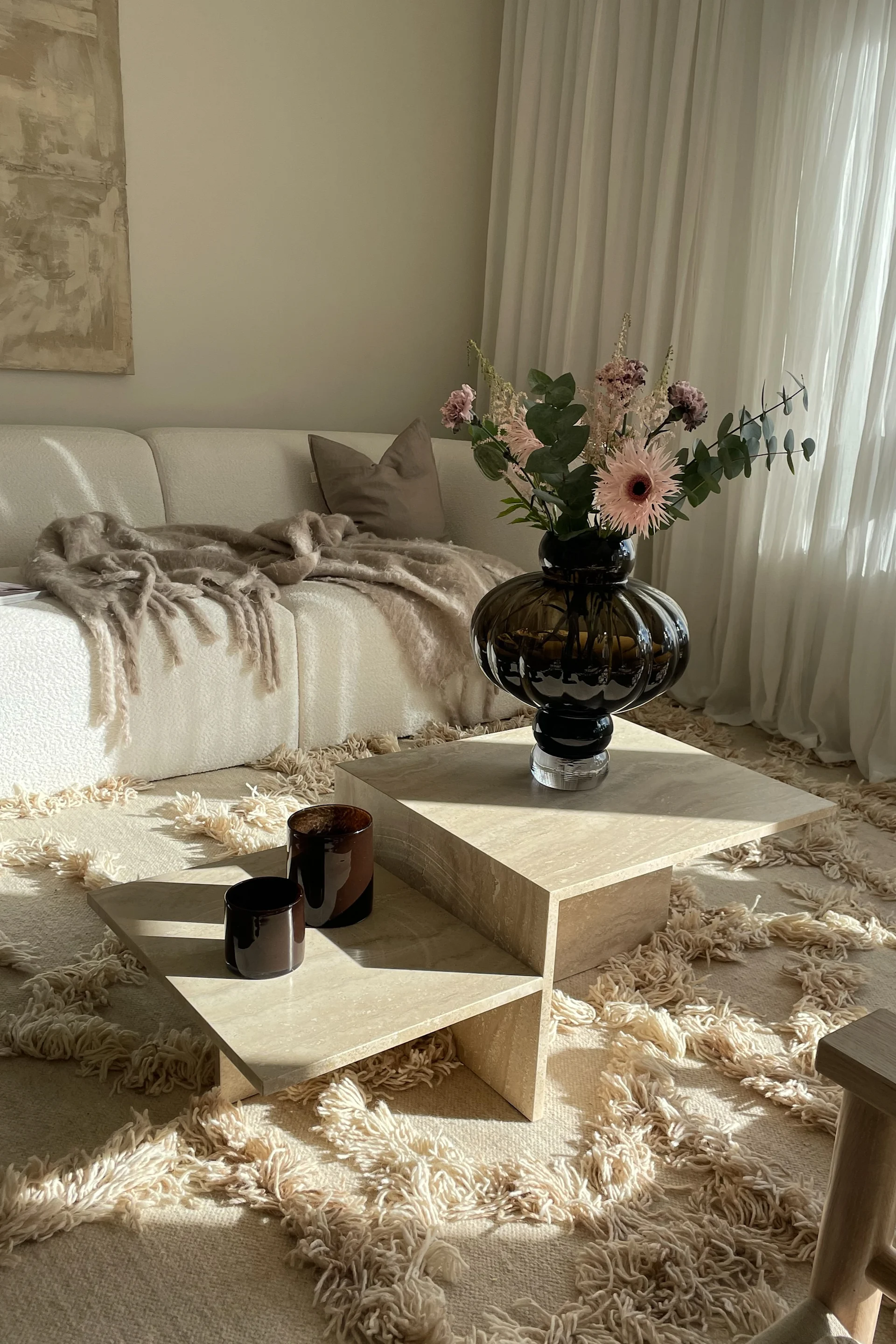 Skapa ett feng shui-vardagsrum genom att inreda med en subtil färgskala, gärna ton-i-ton och med blommor för att göra sprida positiv energi. @joanna.avento