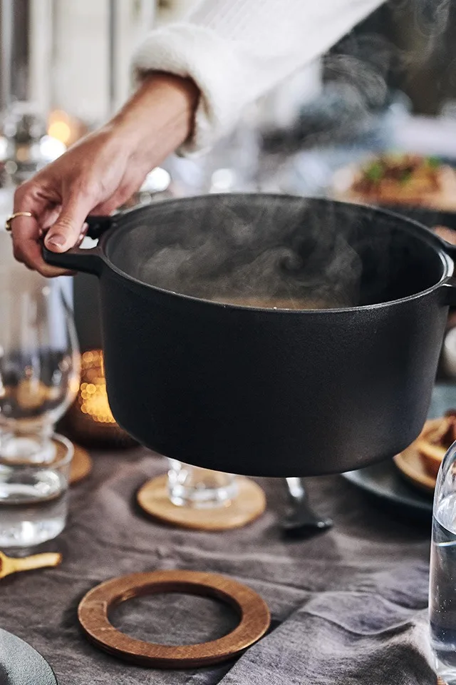 Norden gjutjärnsgryta från Fiskars med tillhörande, löstagbart underlägg i björk är julklappstips till den matintresserade.