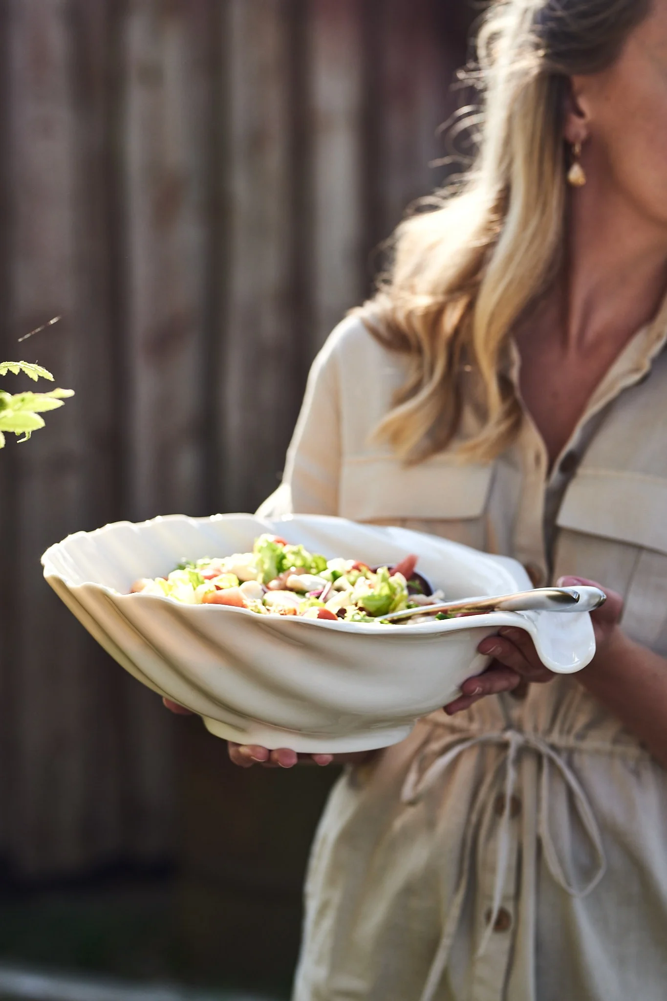 Vit snäckskål från By On med sommarsallad i. 