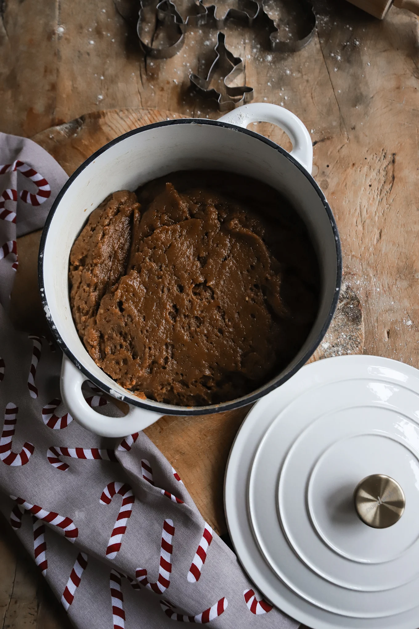 Pepparkaksdeg i en gjutjärnspanna från Nordvik, Baka med Frida visar sitt recept på pepparkaksdeg, perfekt för årets julbak.