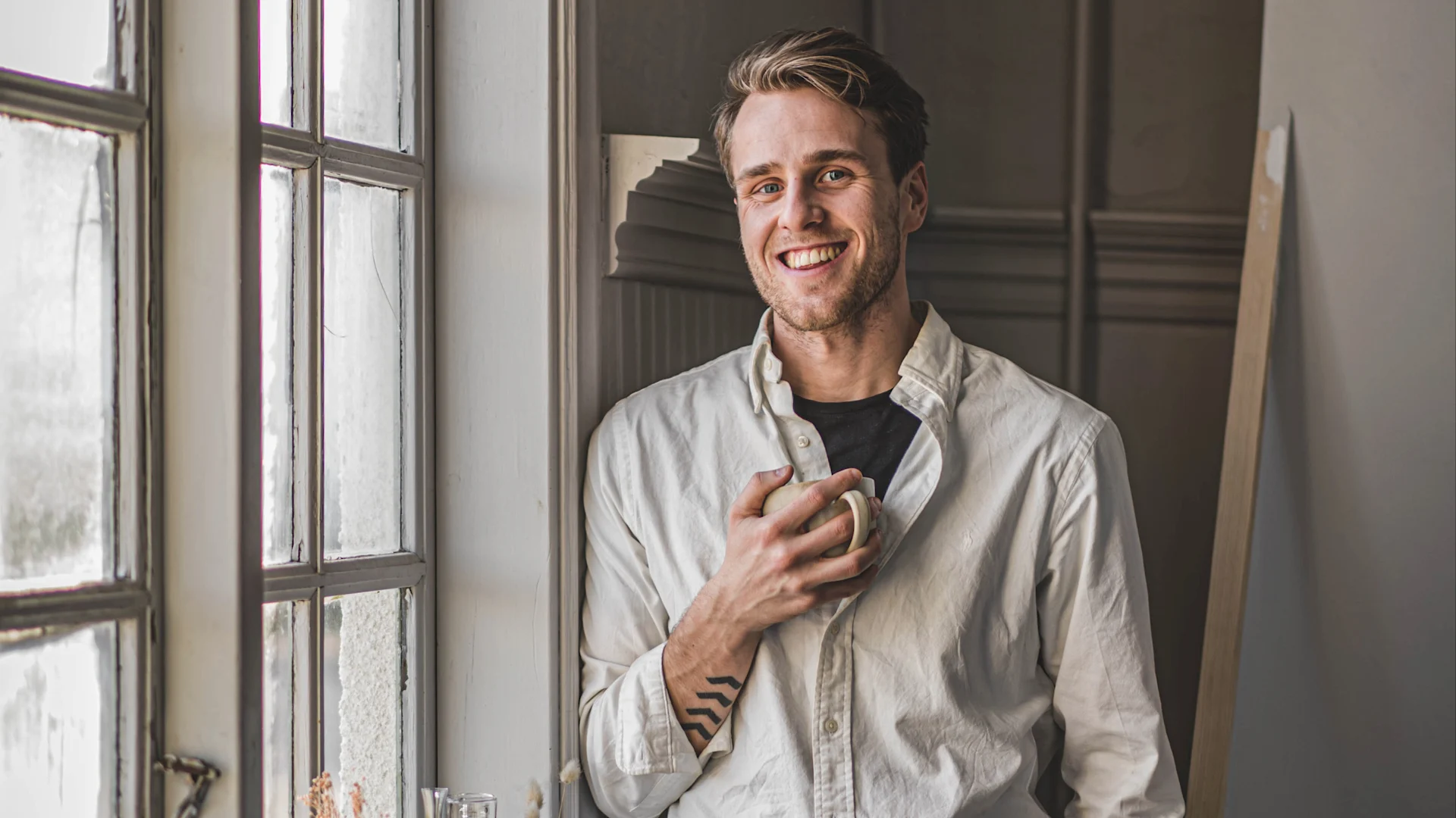 Bild på Hannes Mauritzson i hans hem, tagen av Malin Mörner.  