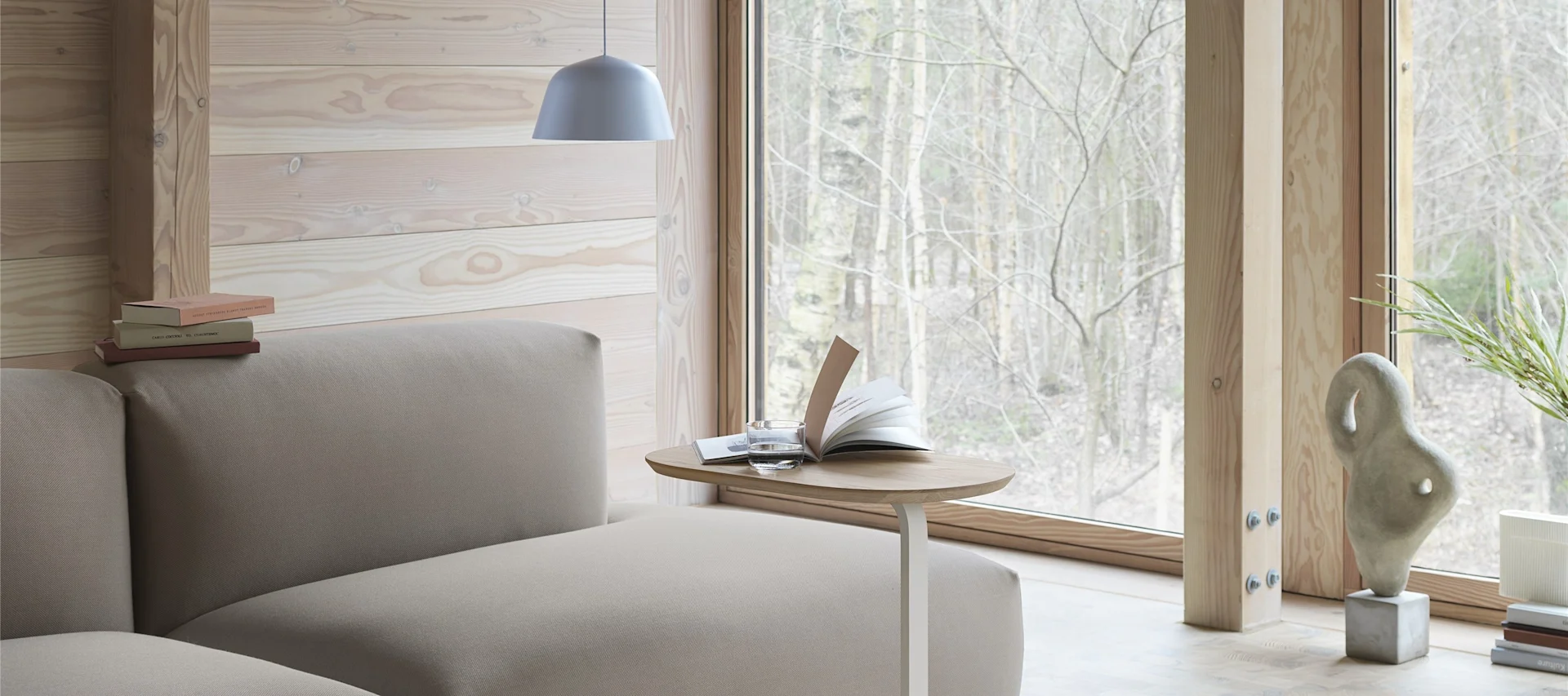 Stylingtips från Muuto - inred med Soft sidobord i vitt och trä bredvid soffan som är perfekta inredningsdetaljen för att skapa ett inspirerande hemmakontor.