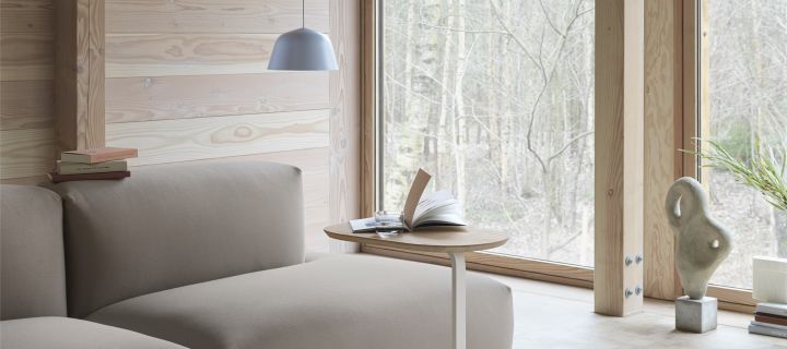 Stylingtips från Muuto - inred med Soft sidobord i vitt och trä bredvid soffan som är perfekta inredningsdetaljen för att skapa ett inspirerande hemmakontor.