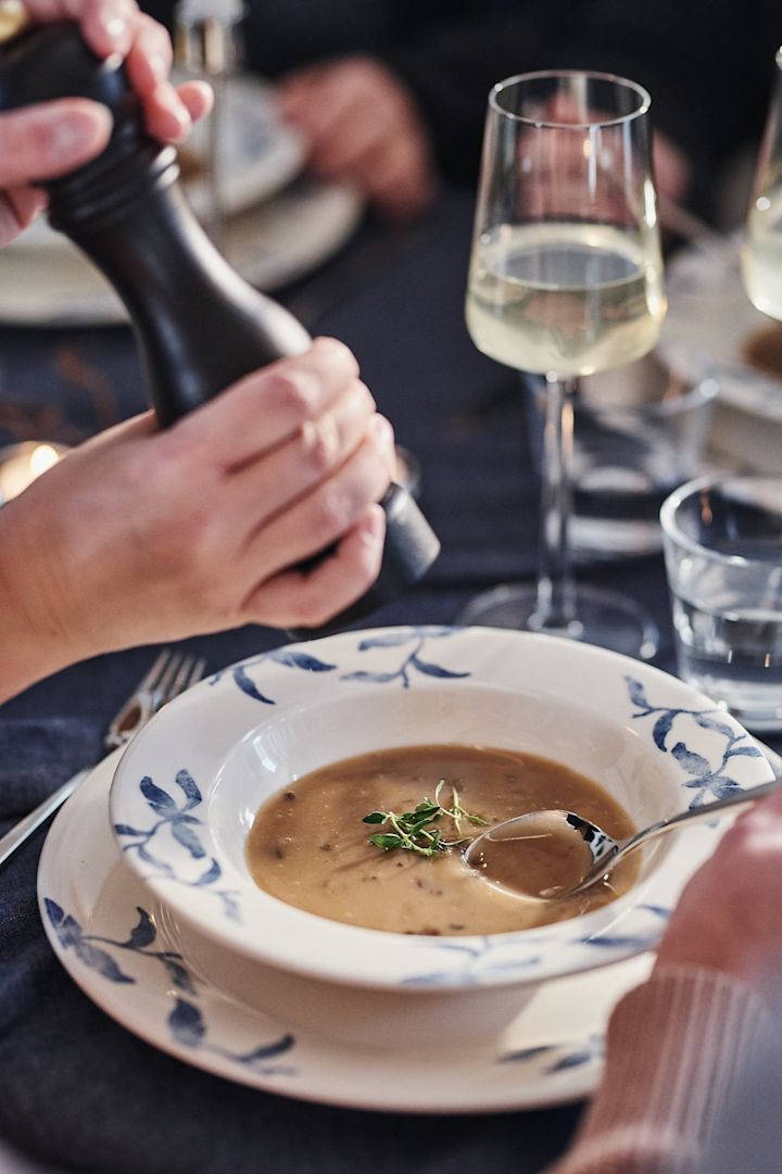 Paris saltkvarn från Peugeot tillför sälta till soppan som serveras ur servisen Havspils djupa tallrikar från Scandi Living.