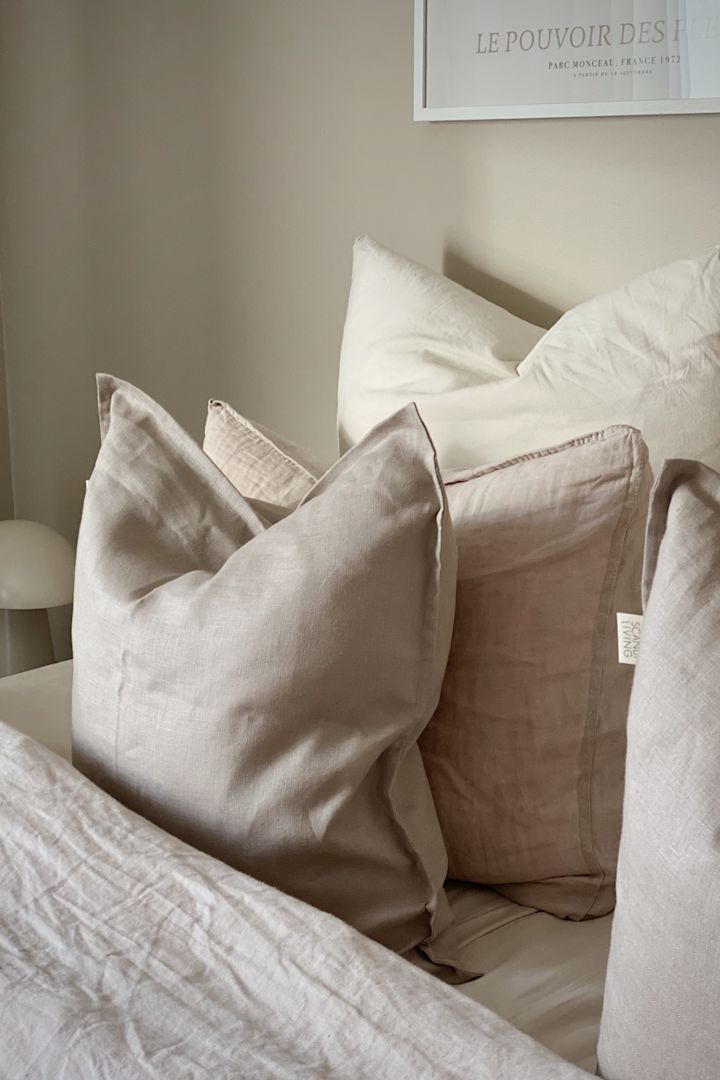 Inred enligt feng shui med Calm kuddar från Scandi Living för ett harmoniskt och ombonat sovrum. @idaskvm