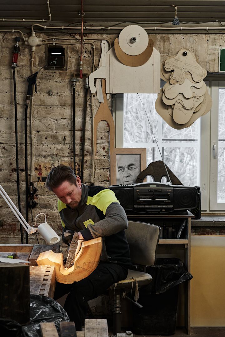 I Iittalas glasfabrik slipas och snickras det på träformar till Alvar Aalto-vasen. 