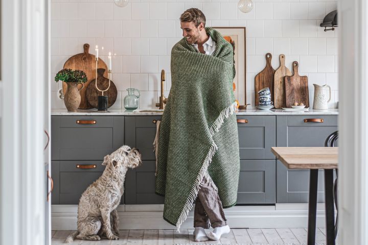 Hannes Mauritzson och hans hund Charlie i hans kök. 