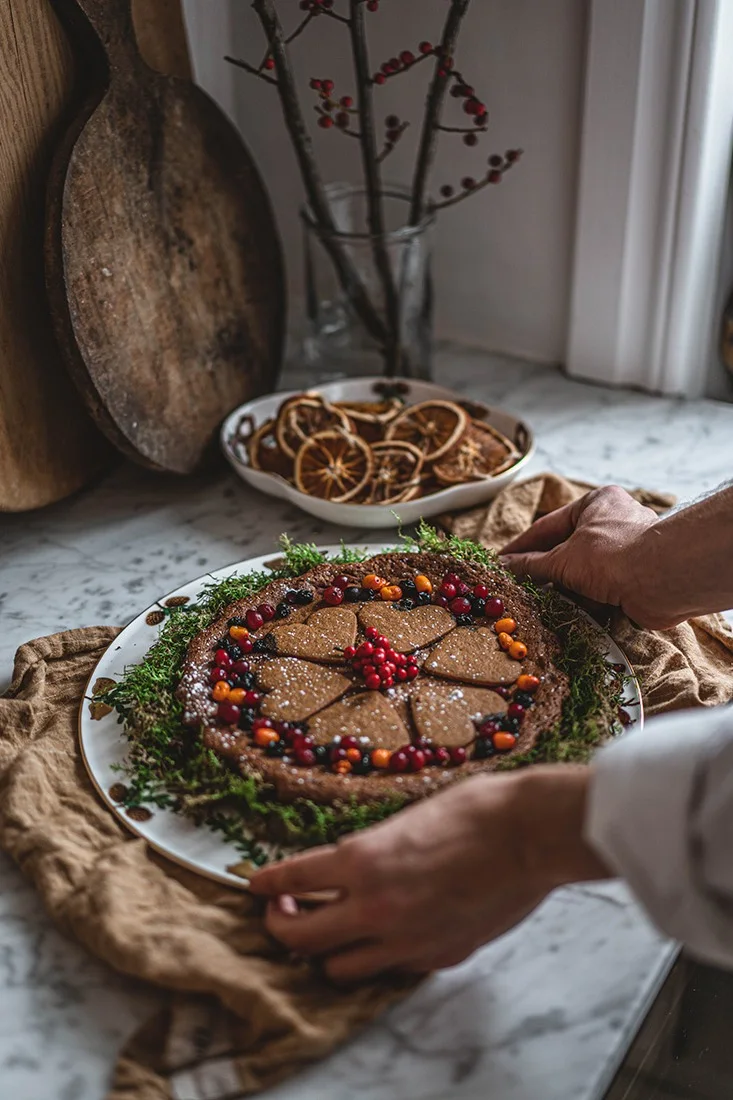 Tips på julrecept från Hannes Mauritzson – en pepparkakskladdkaka med lingon och pepparkakor på.