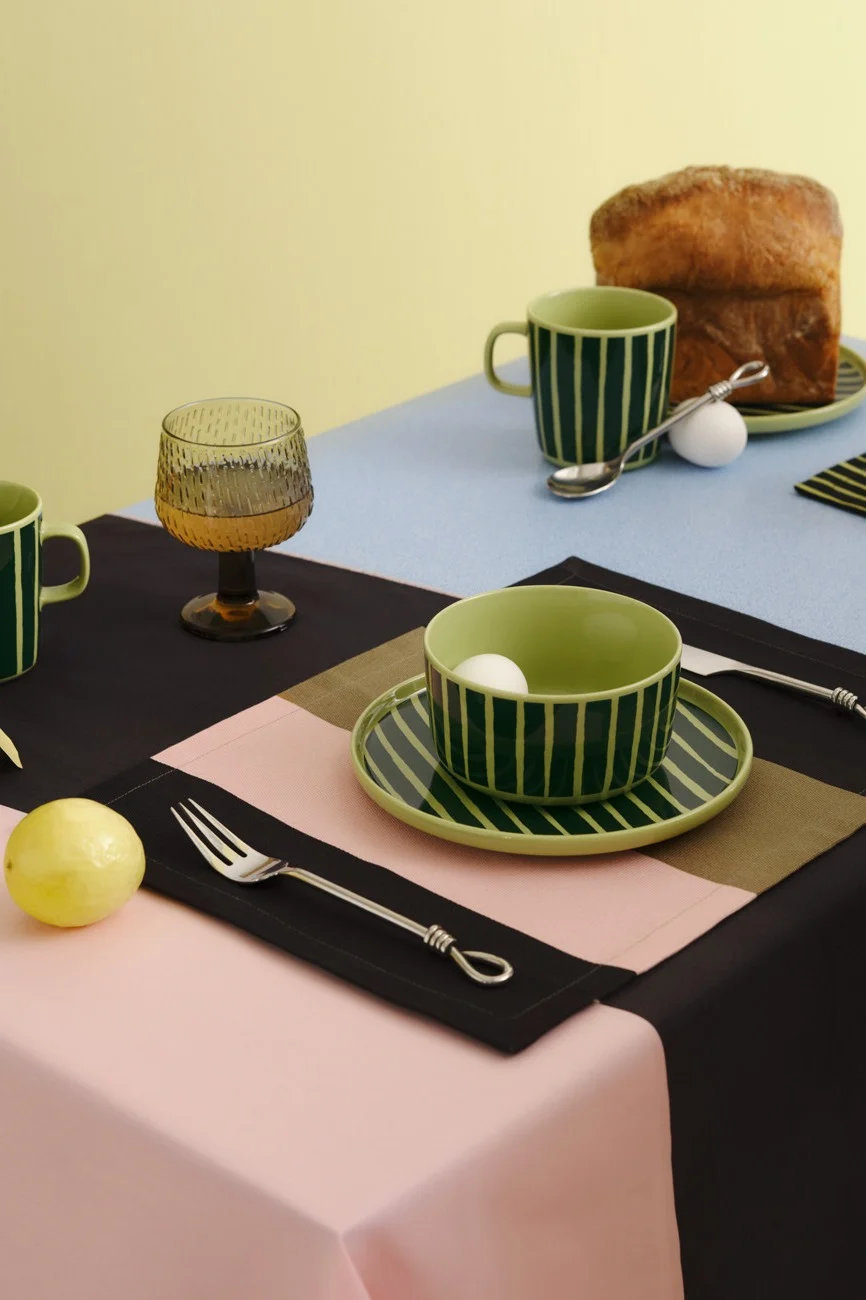 En dukning torn med färgglatt och randigt porslin fårn Marimekko som tillhör en av inredningstrenderna 2026.