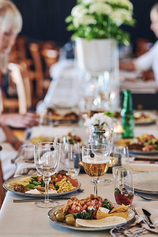Sommarfestens gäster tar för sig av tacosen som serverats, dricka är upphälld i Spectra vinglas från House Doctor.