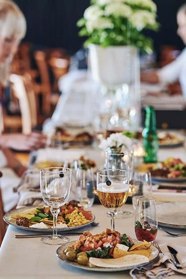 Sommarfestens gäster tar för sig av tacosen som serverats, dricka är upphälld i Spectra vinglas från House Doctor.