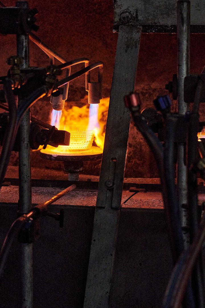 Kastehelmi skål från Iittala bränns i en ugn i Iittalas glasfabrik. 