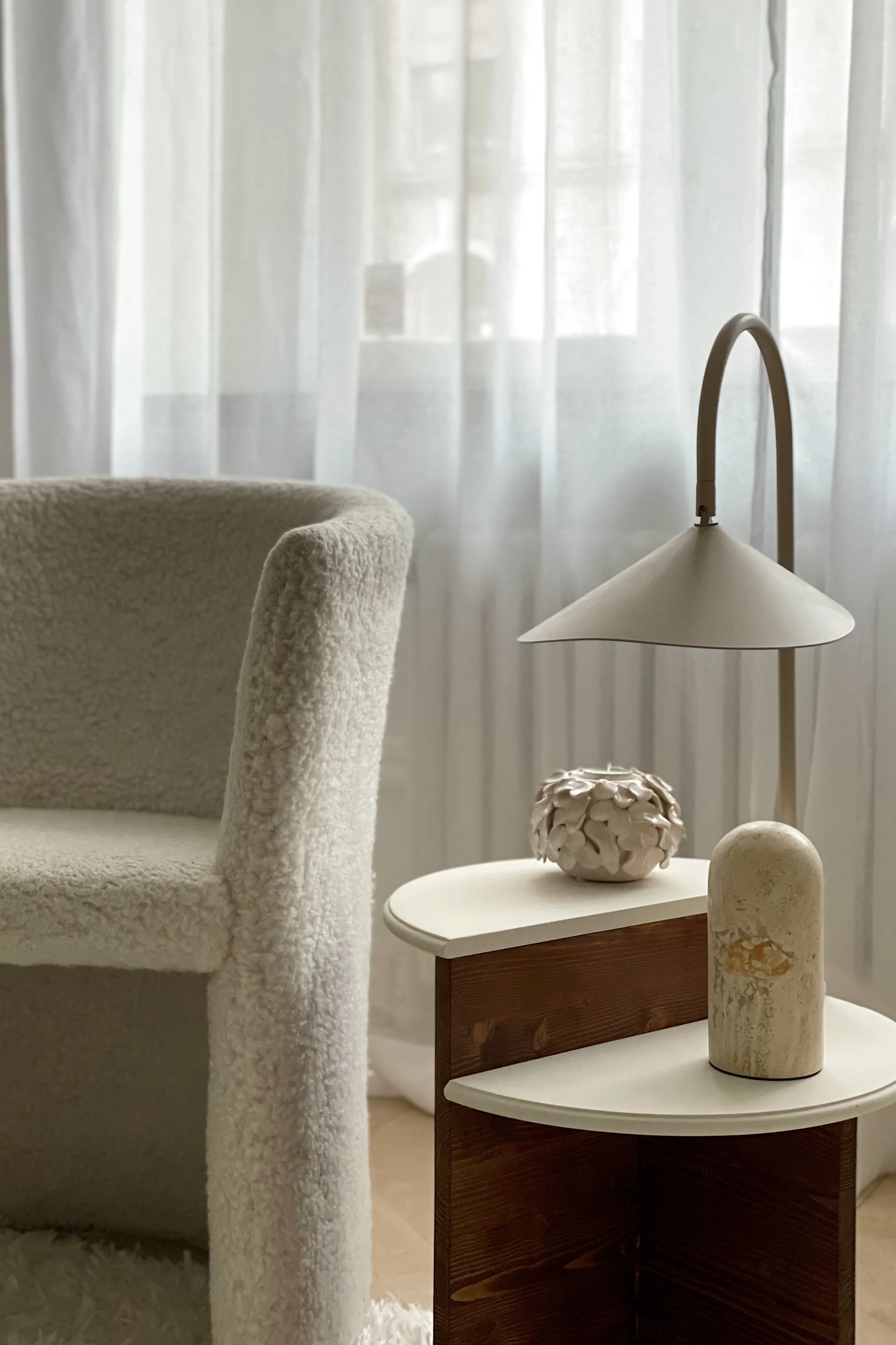 Influencern @homebynicky har gjort ”What I bought” vs ”How I styled it” och har stylat vardagsrummet med Arum bordslampa från &Tradition på ett DIY sidobord av Nicky.