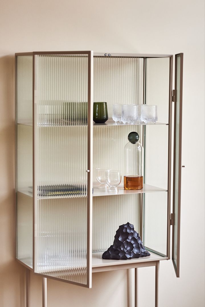 Transparent inredning är en av höstens inredningstrender 2021 - här är Haze transparenta vitrinskåp från Ferm Living.