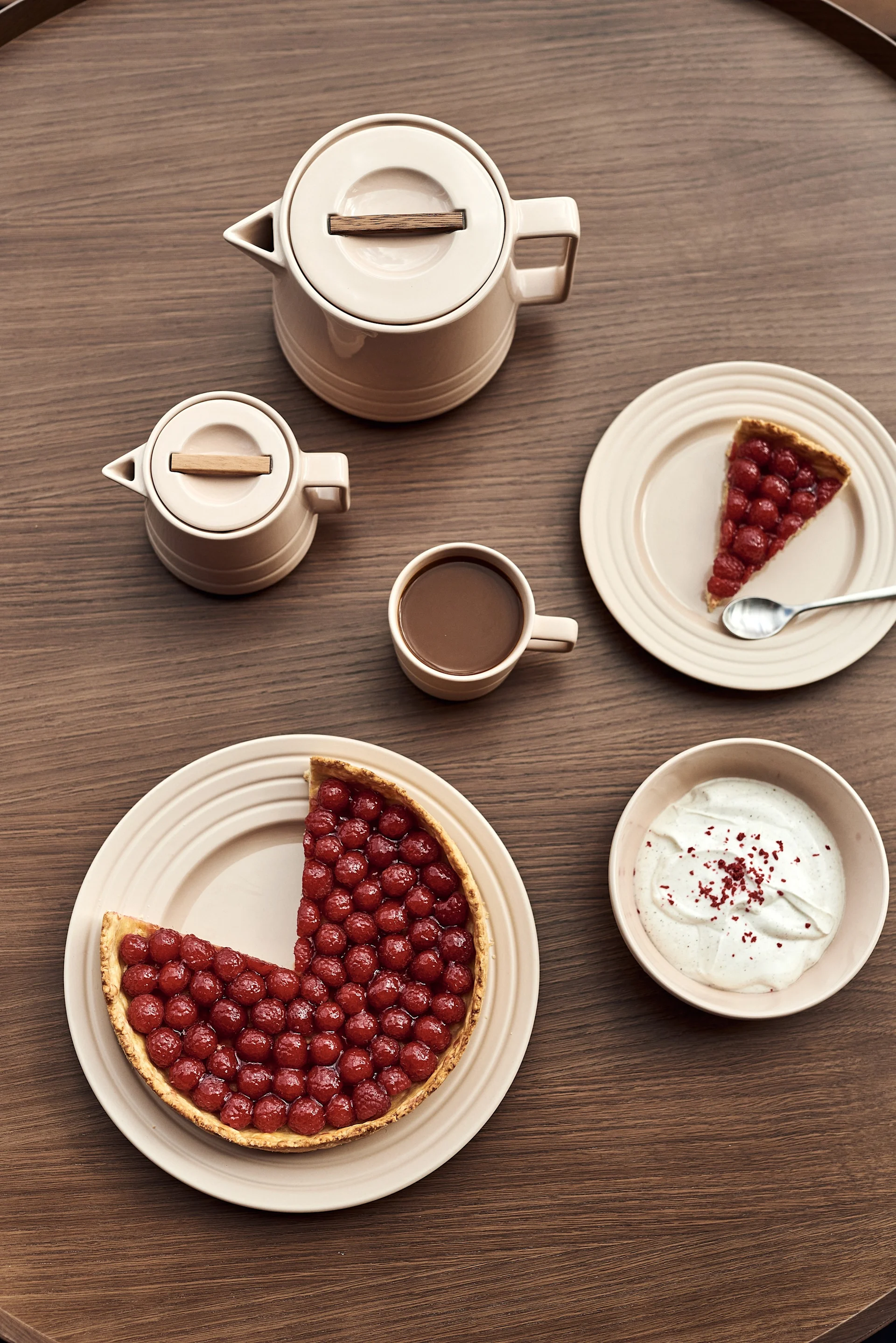 Vad sägs om en ny porslinssats som en mors dag-present? Här ser du beigefärgade tallrikar i olika storlekar med kakor, en kopp, en tekanna, en skål och en mjölkkanna från Lines-kollektionen från NJRD.