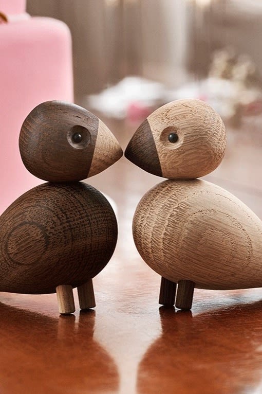 Kay Bojesen dekorationsfåglar Love Birds är perfekt exempel på tidlösa designgåvor att be bort i bröllopspresent. 