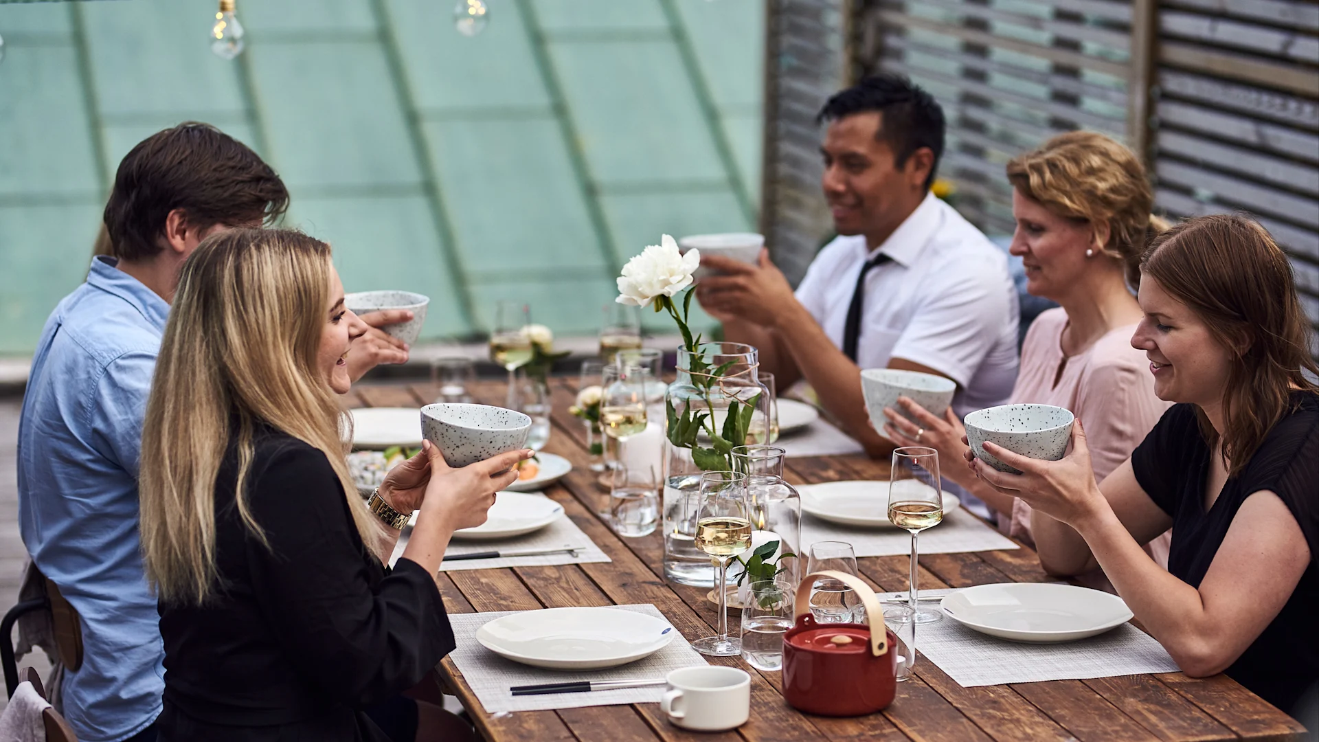 Sommarfest i stan med sushi på menyn och Miso-soppa som serveras ur vackra Poppi-skålar från Olsson & Jensen.