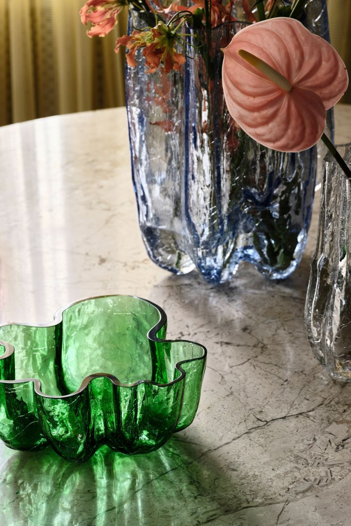 Färgat och strukturellt glas i form av en grön skål, Crackle, från Kosta Boda - en av säsongens nyheter bland inredningstrender hösten 2023.
