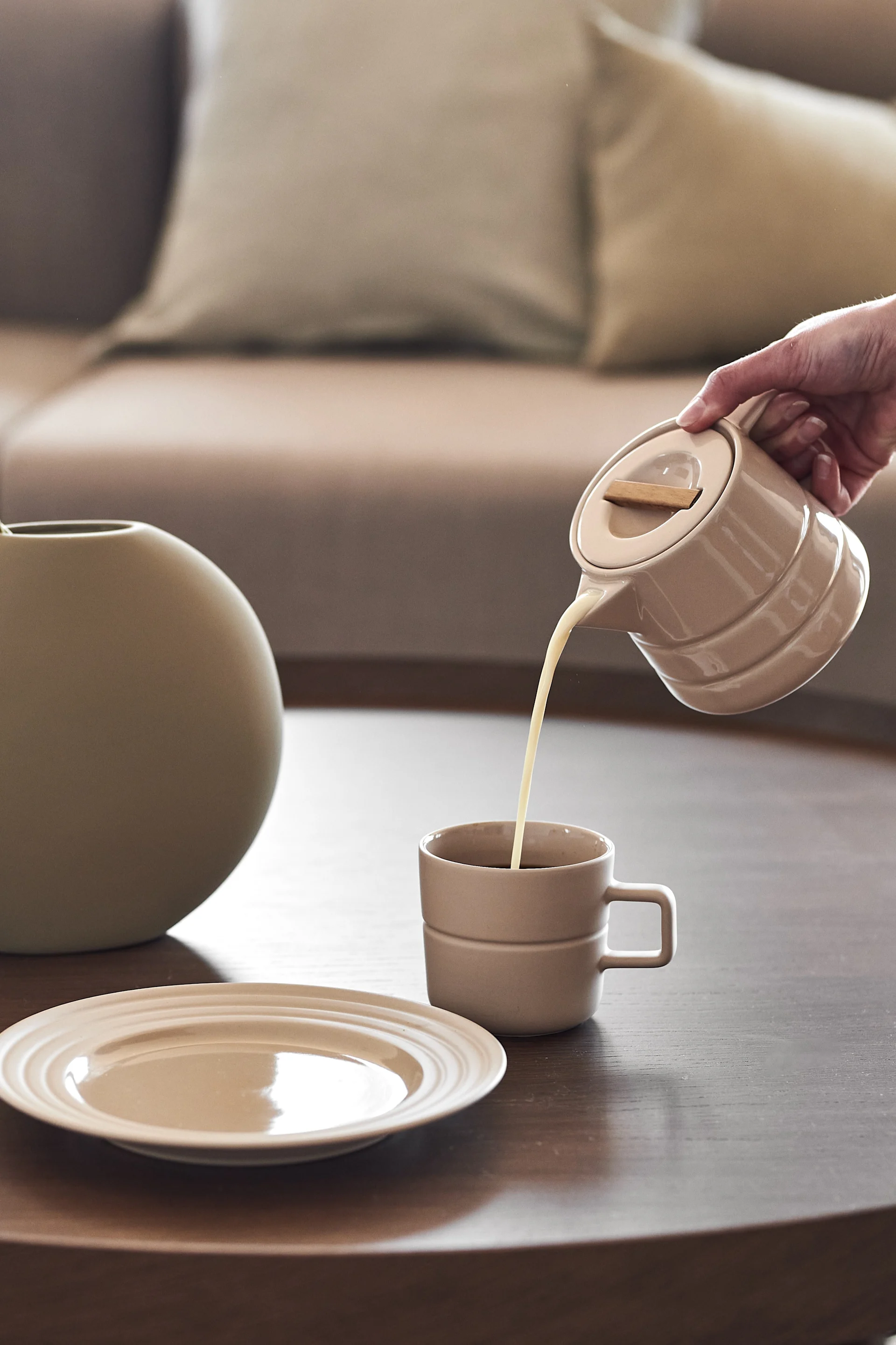 Lines mjölkkanna och Lines mugg från NJRD i en fin beige färg - ultimata tekoppen för teälskaren.