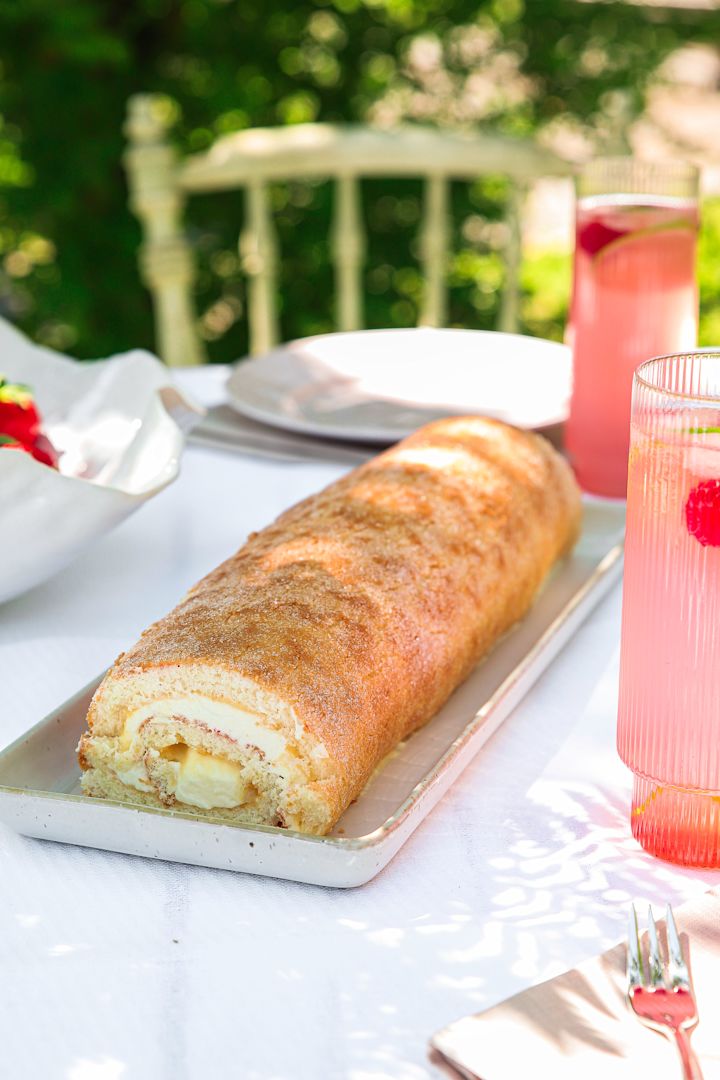 Dekorera en enkelt fin dukning till midsommar med en rulltårta på Ernst serveringsfat. Foto: Frida Skattberg @bakamedfrida