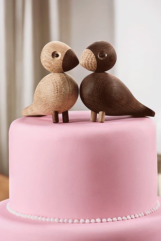 Kay Bojesens träfåglar Lovebirds är perfekt att ge bort som bröllopsdag-present till par som firar 5 årig bröllopsdag och träbröllop tillsammans.