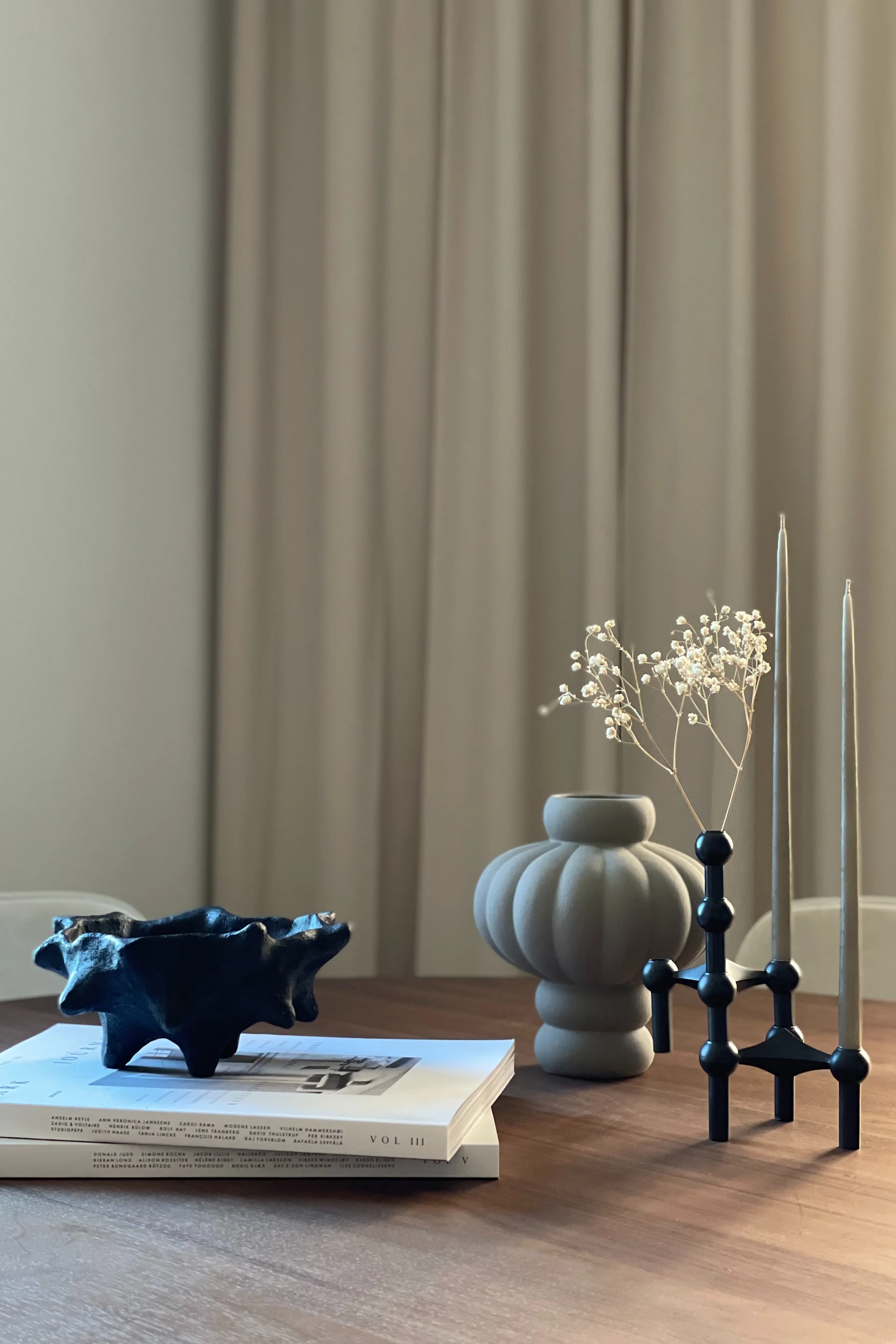 Influencern @homebynicky har gjort ”What I bought” vs ”How I styled it” och har stylat matplatsen med Art piece kastanj-skål från Mette Ditmer bredvid Stoff Nagel ljusstake och Louise Roe Balloon vas.