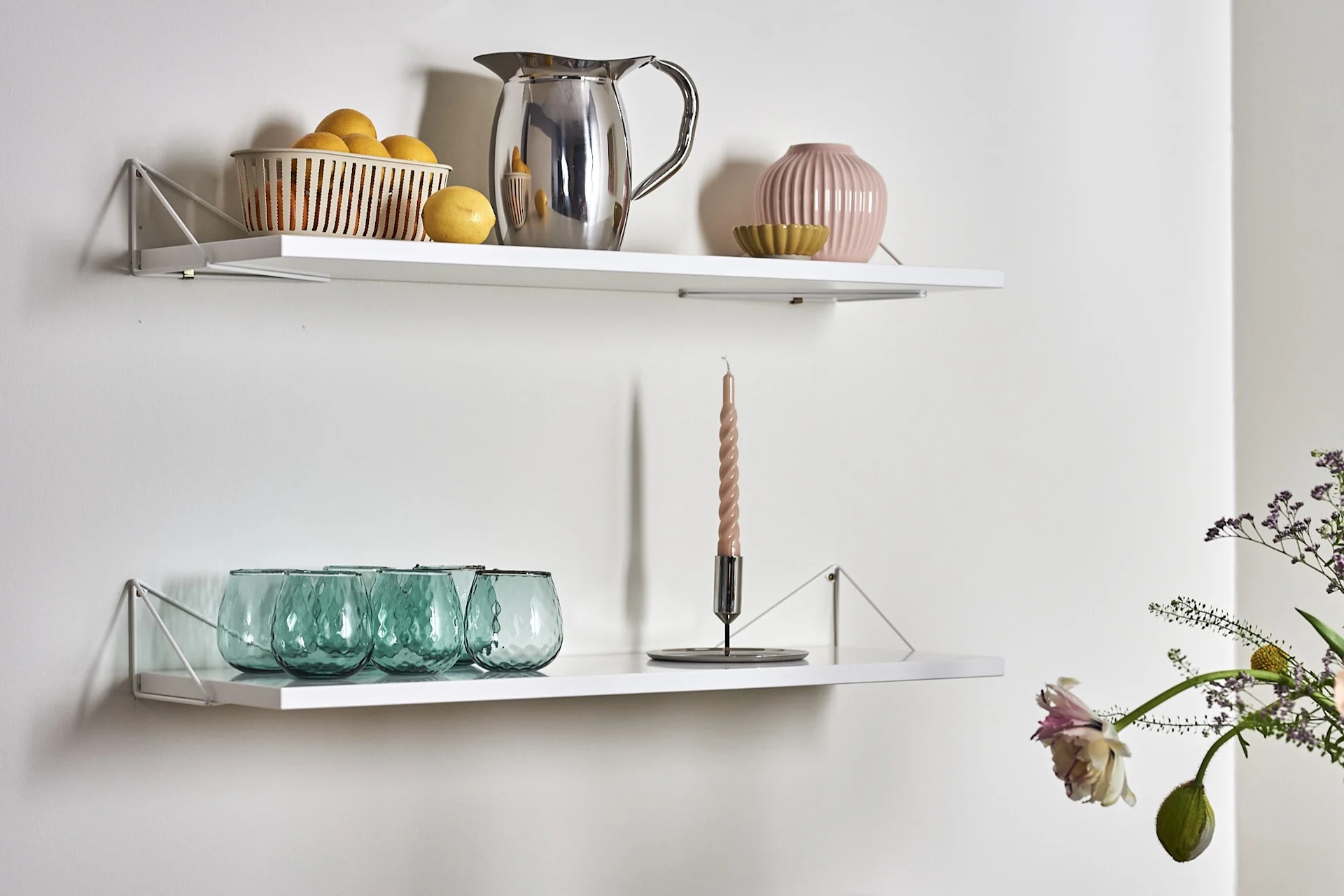 Maze Pythagoras-hylla i vitt med glas, kanna och ljusstake.