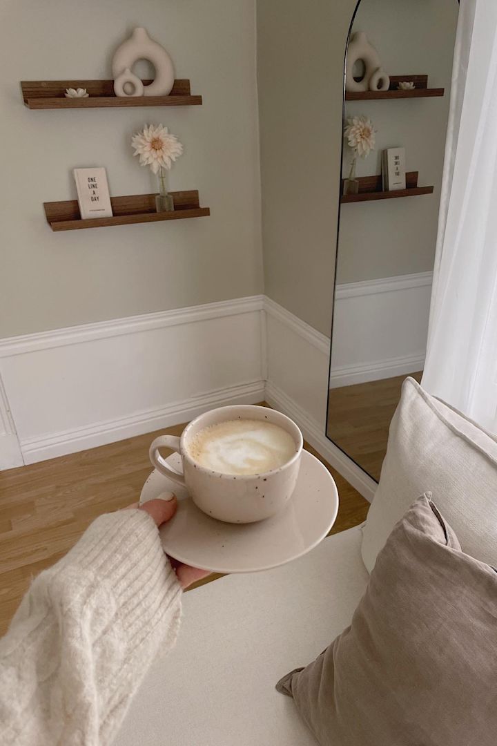 Servera ditt kaffe gjort på kaffebaren i den fina Freckle-muggen från Scandi Living, like @jannikaedemyr.