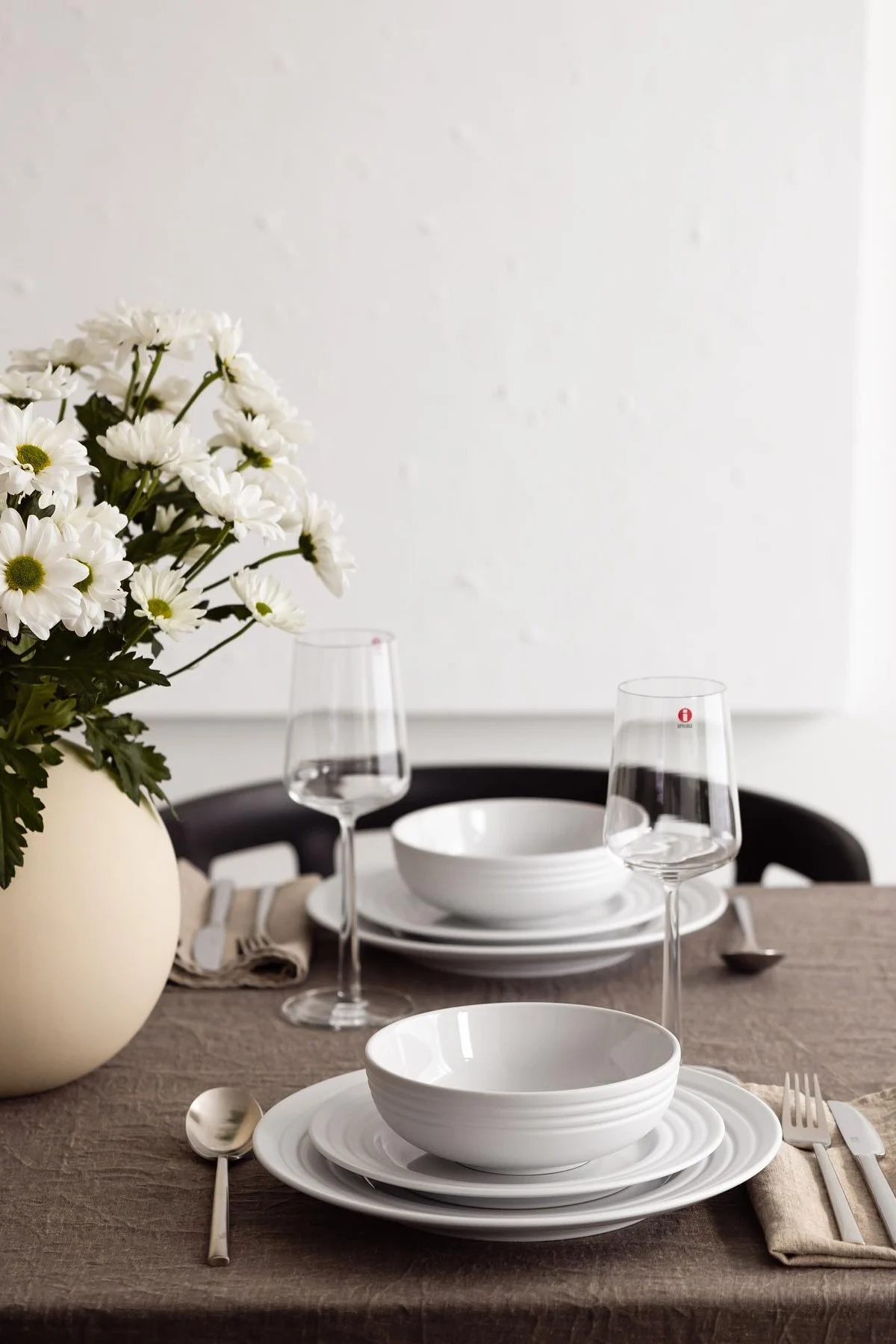 En omsorgsfullt tillagad middag är en uppskattad gest på Alla hjärtans dag. Här är bordet dukat med porslin från NJRD och kompletterat med Essence-glas från Iittala.