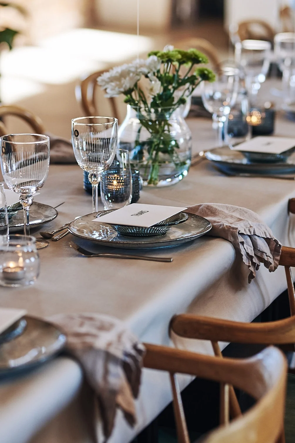 By Linneservett från House Doctor är fin att bara ledigt vika bredvid varje kuvert, rustikt och snyggt i sin enkelhet.