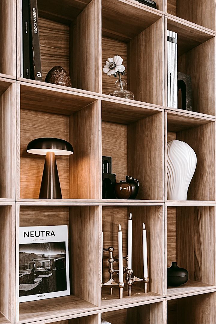 Inreda bokhyllan snyggt - inspiration hemma hos Anela Tahirovic @arkihem där portabel belysning och LED-ljus är perfekt att styla din bokhylla med.