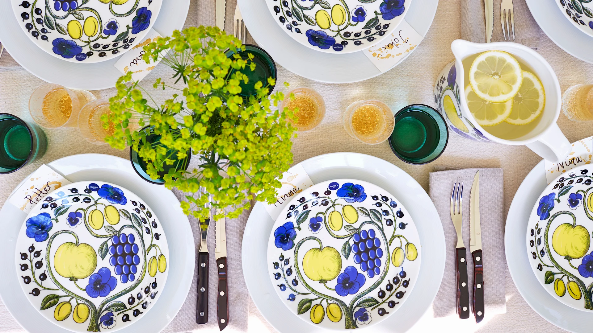 Medelhavsinspirerad sommarlunch med porslinet Paratiisi från Arabia och grillbestick från Gense står uppdukat.