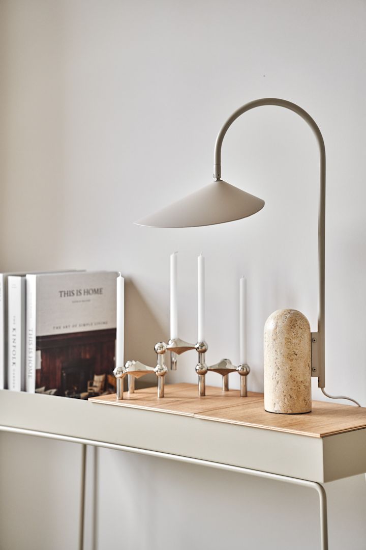 Inred ditt vardagsrum med beige inredning ton-i-ton för att skapa ett stilrent intryck i ditt hem. Här ser du mångsidiga Plant Box konsolbord från Ferm Living tillsammans med Stoff Nagel ljusstake och Arum bordslampa i snygga beige toner.