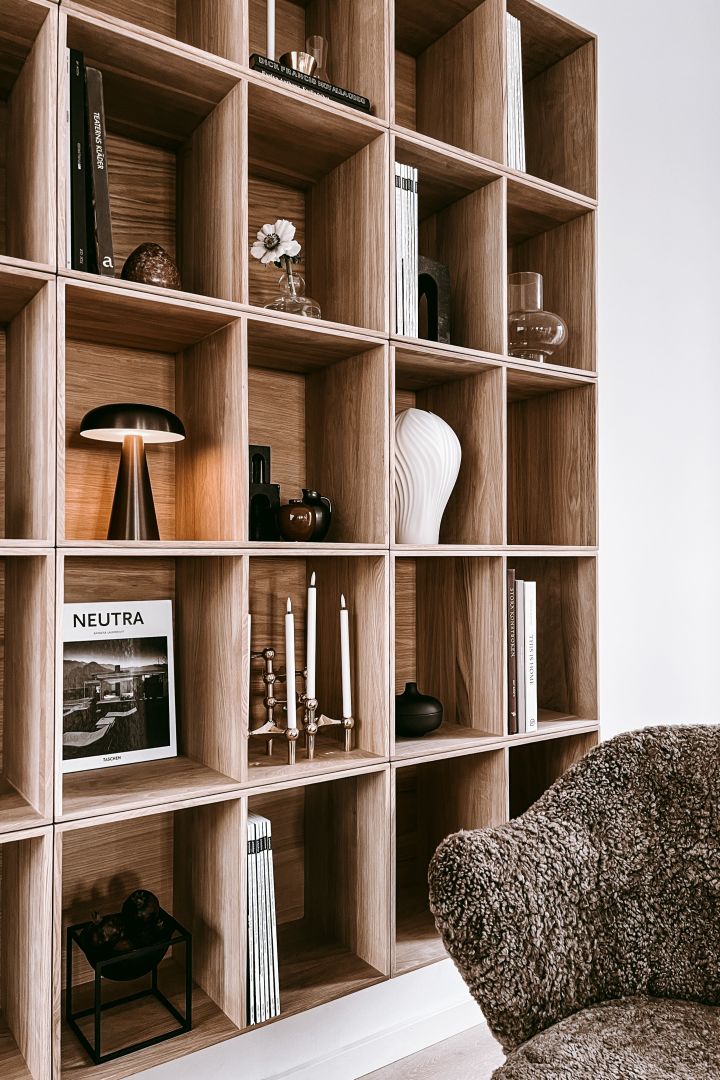 Inreda bokhyllan snyggt - inspiration hemma hos Anela Tahirovic @arkihem där portabel belysning, led-ljus, växtlighet och stilleben är tips till bokhyllan.