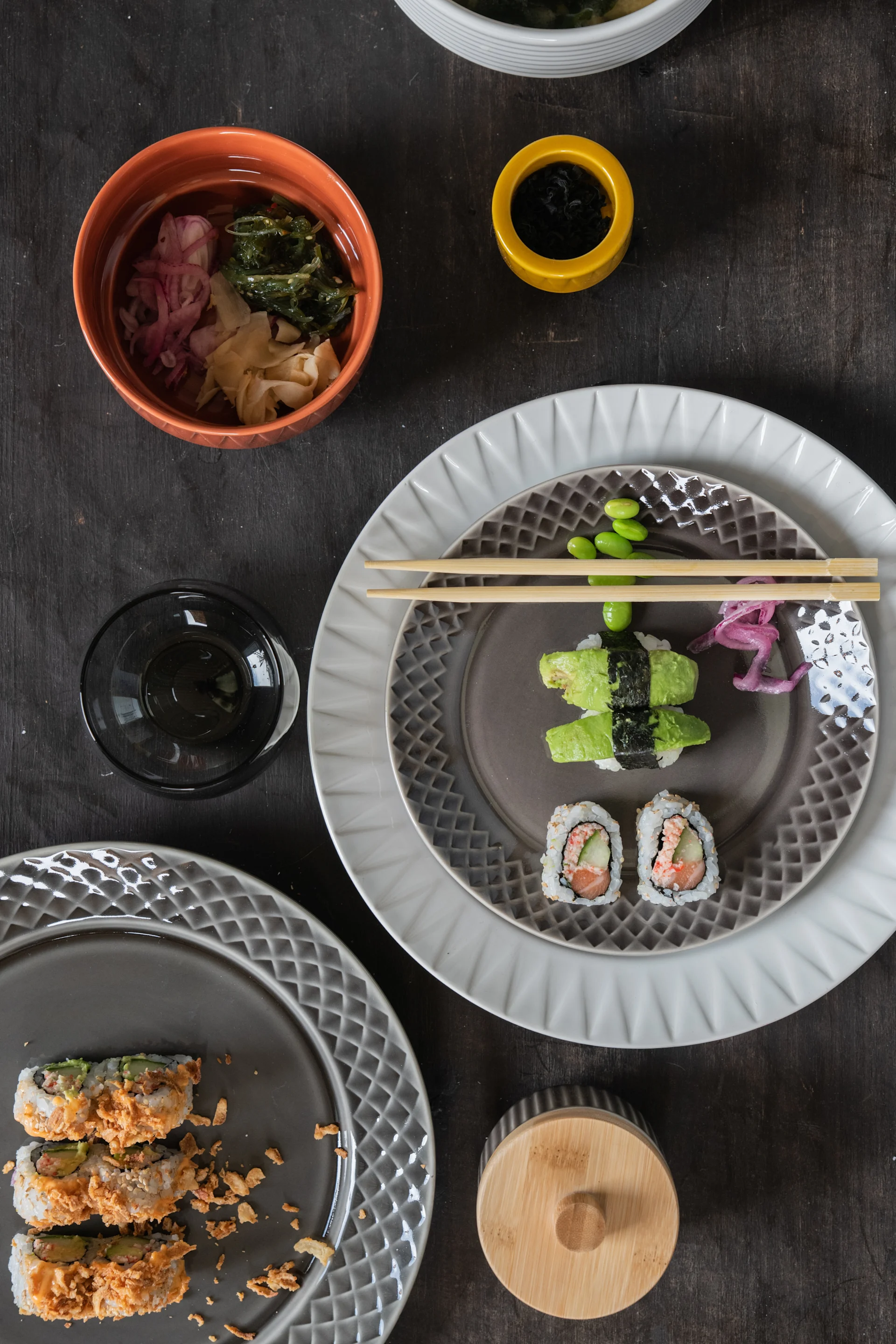Planera en sushi­kväll på Alla hjärtans dag och ge bort det som behövs för stunden. Här står sushi serverad på olika tallrikar ur Coffee & More-kollektionen från Sagaform.