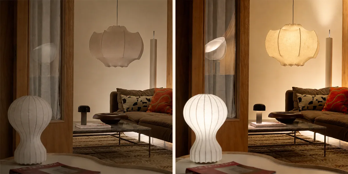Vardagsrum med fyra lampor, visar dämpad och stark belysning. Lamporna inkluderar en molnliknande pendel, ribbad bordslampa, svampbordslampa och hög golvlampa.