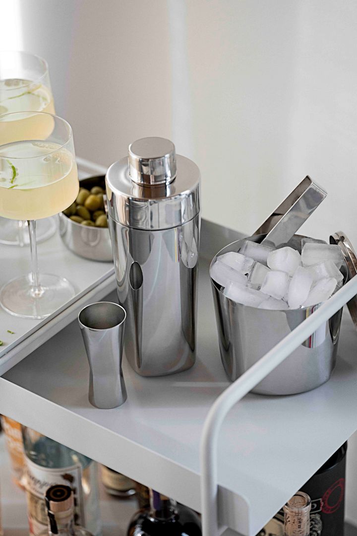 Professionella cocktailtillbehör rekommenderas även för mocktails. Här står shakern, måttbägaren och ishinken från Rocks-kollektionen från Zone Denmark på en barvagn.