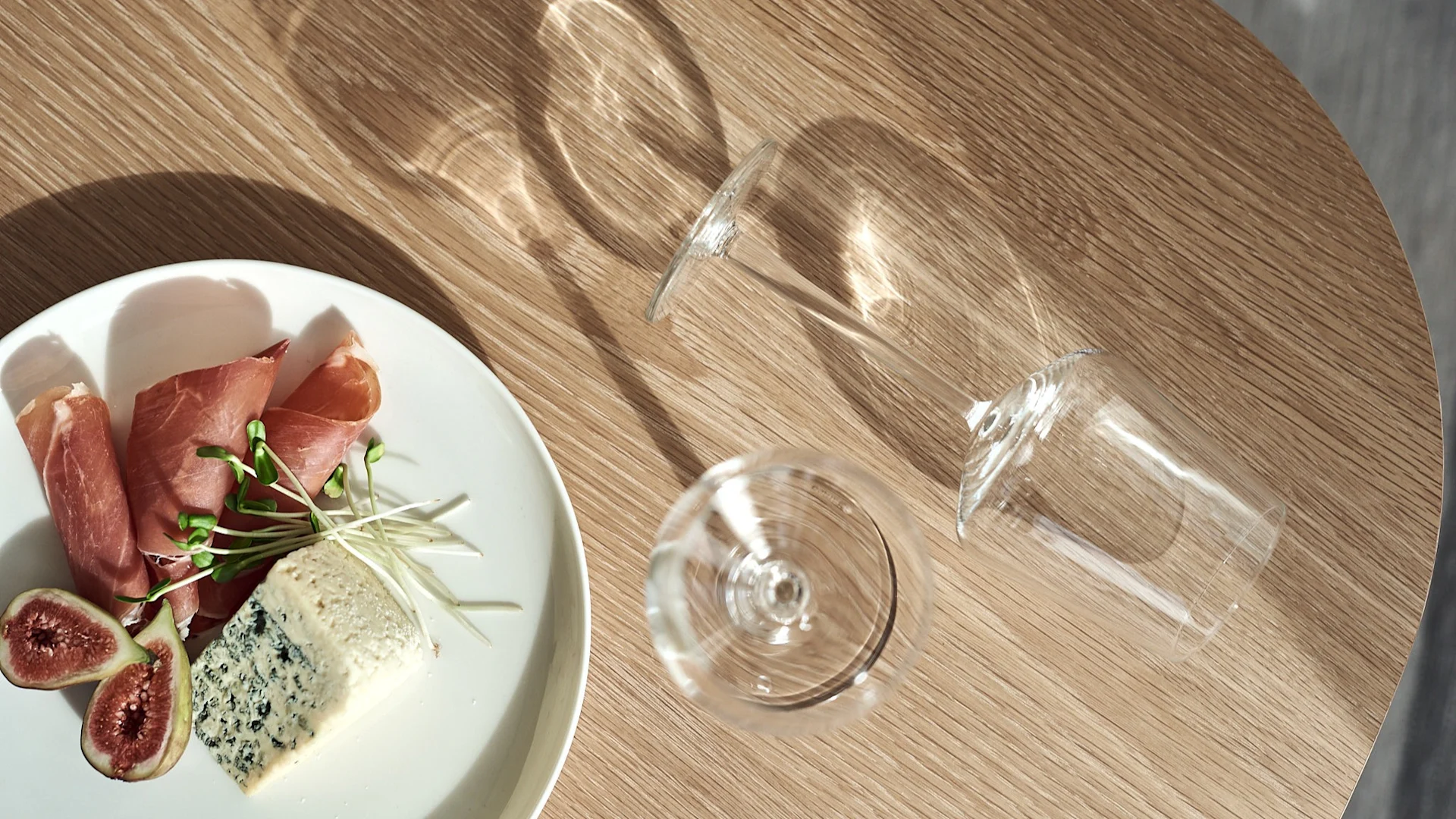  Iittalas serie Essence, här med rödvinsglas och tallrik, är en av varumärkets mest populära serier. 