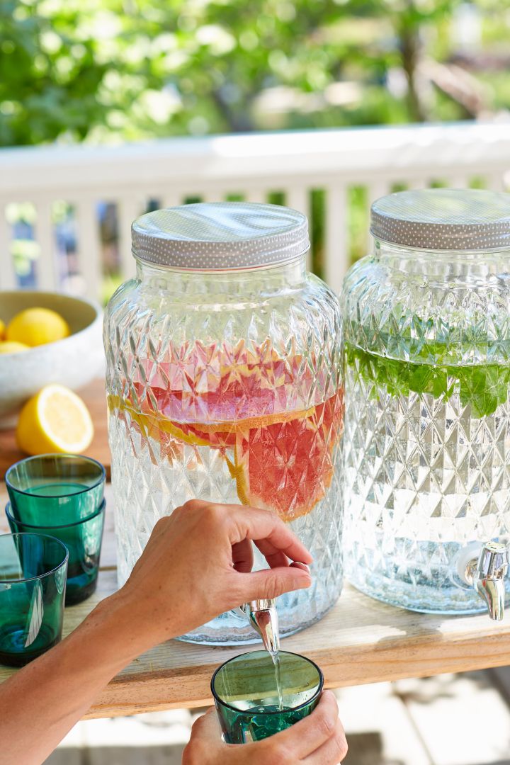 Glasbehållare från Bloomingville med tappkran fylld med smaksatt vatten är perfekt att ha på en sommarfest. 