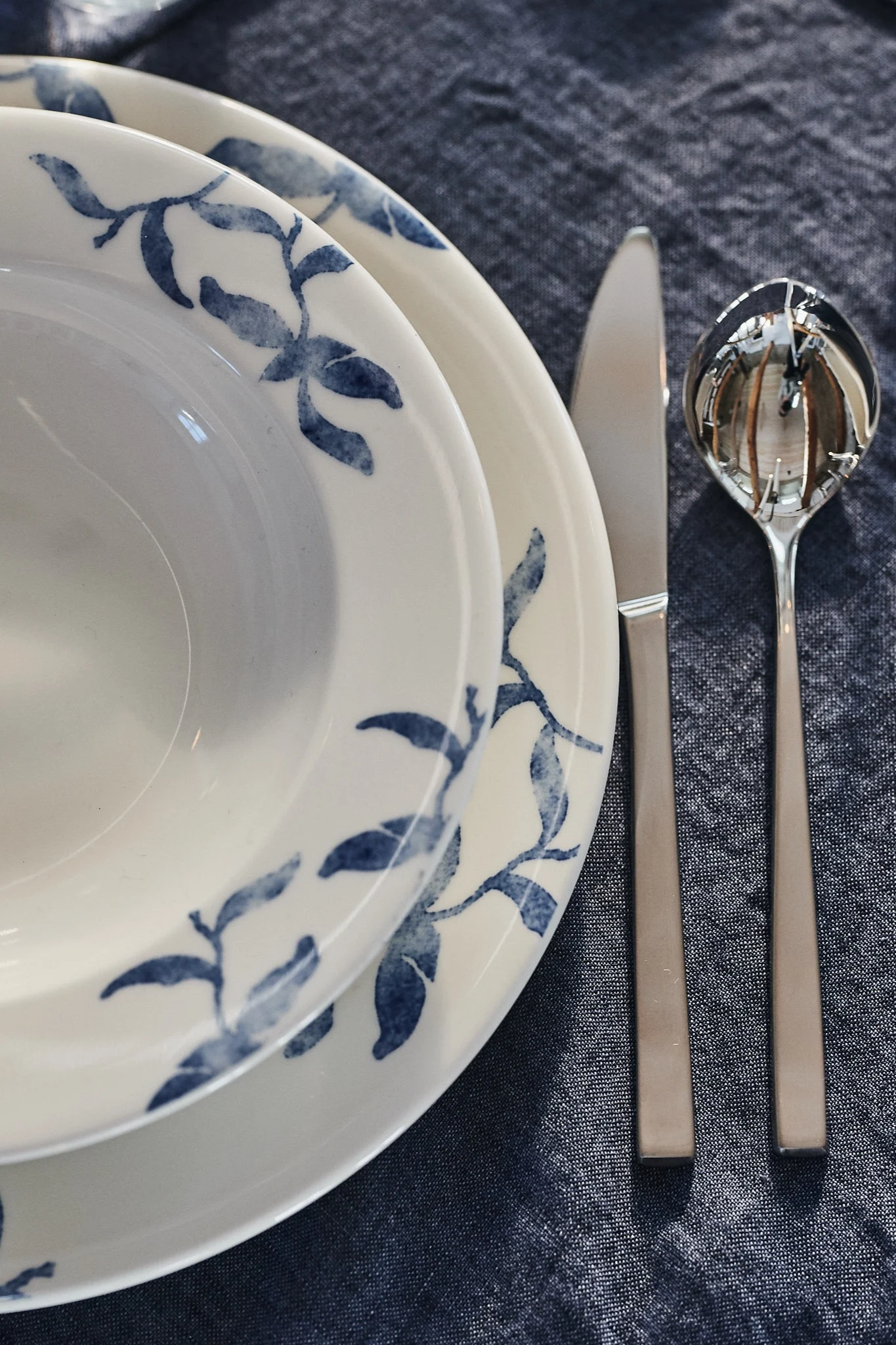 Fuga bestick från Gense och porslinet Havspil från Scandi Living.