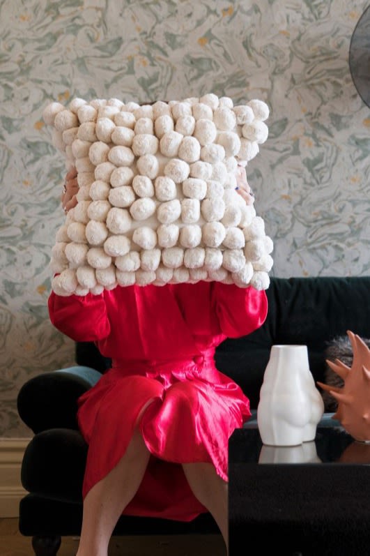 By On är ett svenskt designvarumärke med lekfulla inredningsdetaljer som Pom Pom-kudden här i vitt. 