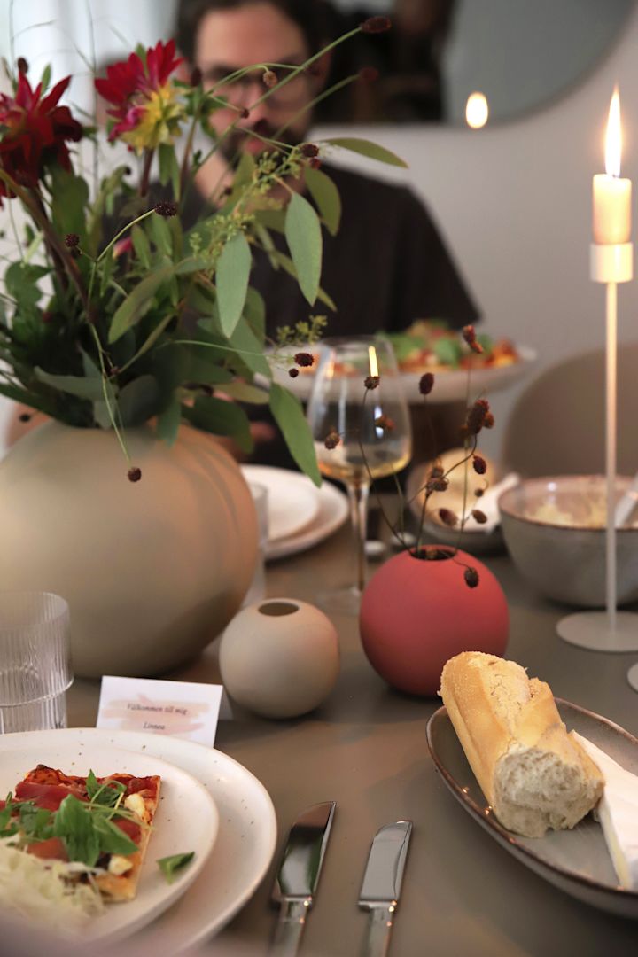 Festen är igång och de söta Cooee vaserna blir dekorativa vaser på bordet. 