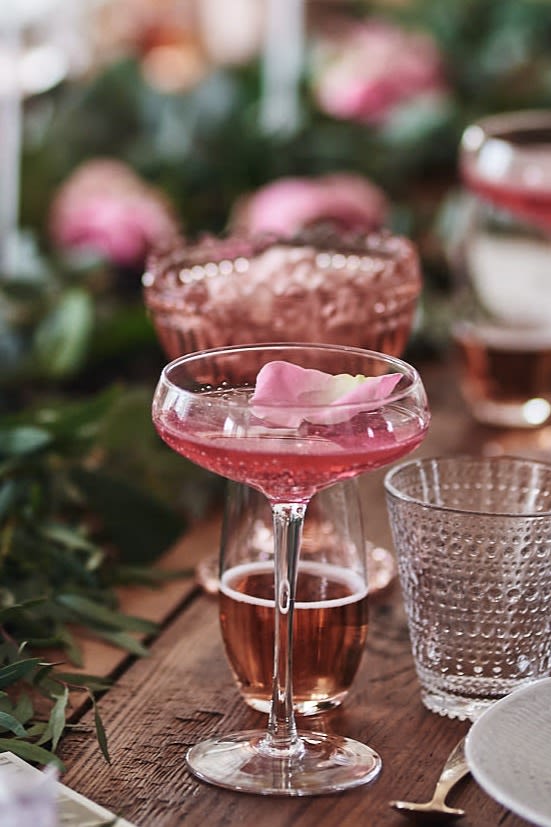 Rosa nyårsdrink med rosblad på champagne och tranbärsjuice blir ett enkelt recept att göra till nyårsfesten. 