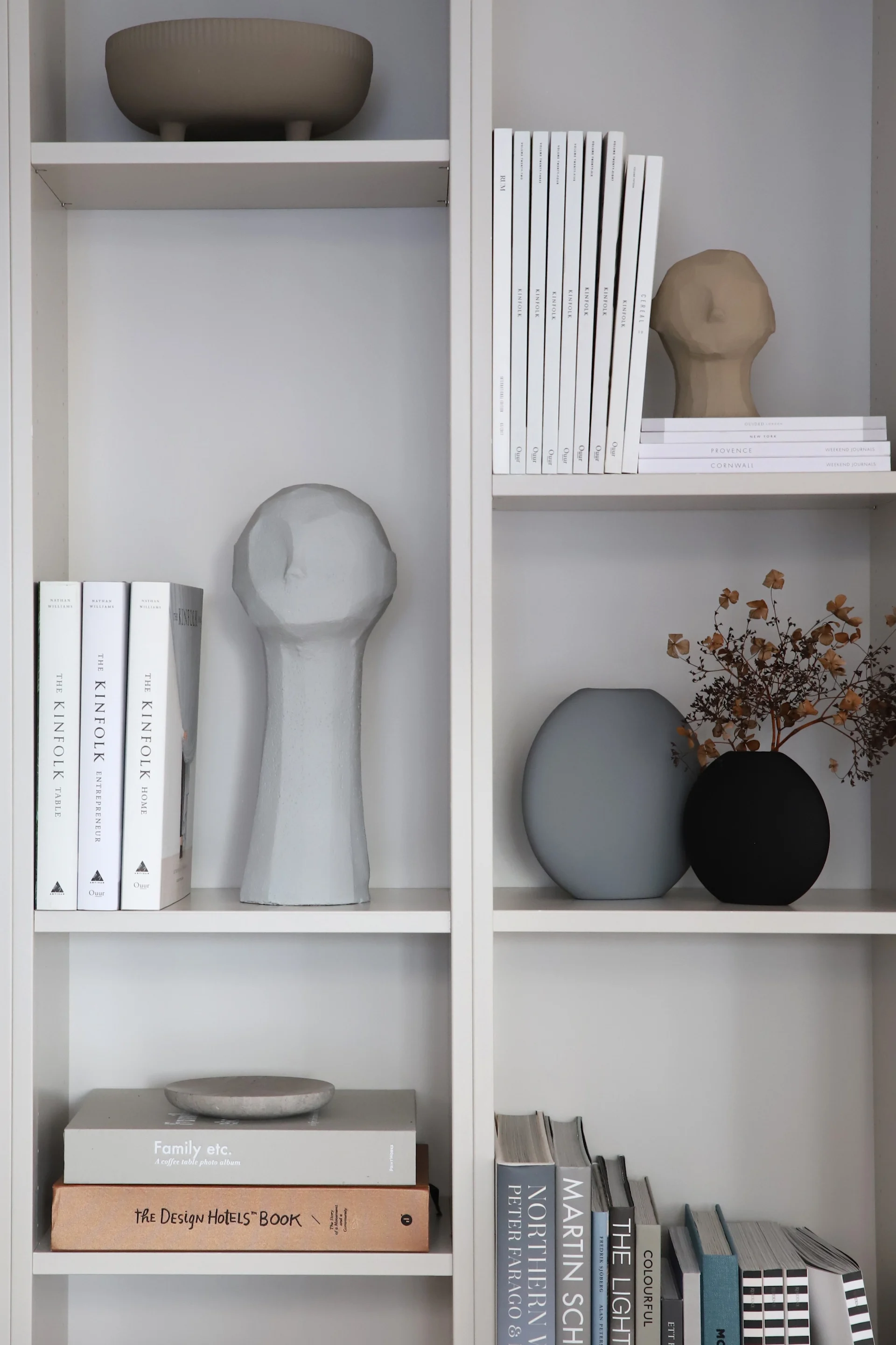 Torkade blommor – inredning hos Catrine Åberg som inrett sin bokhylla med torkade blommor och Cooee Design vaser. 